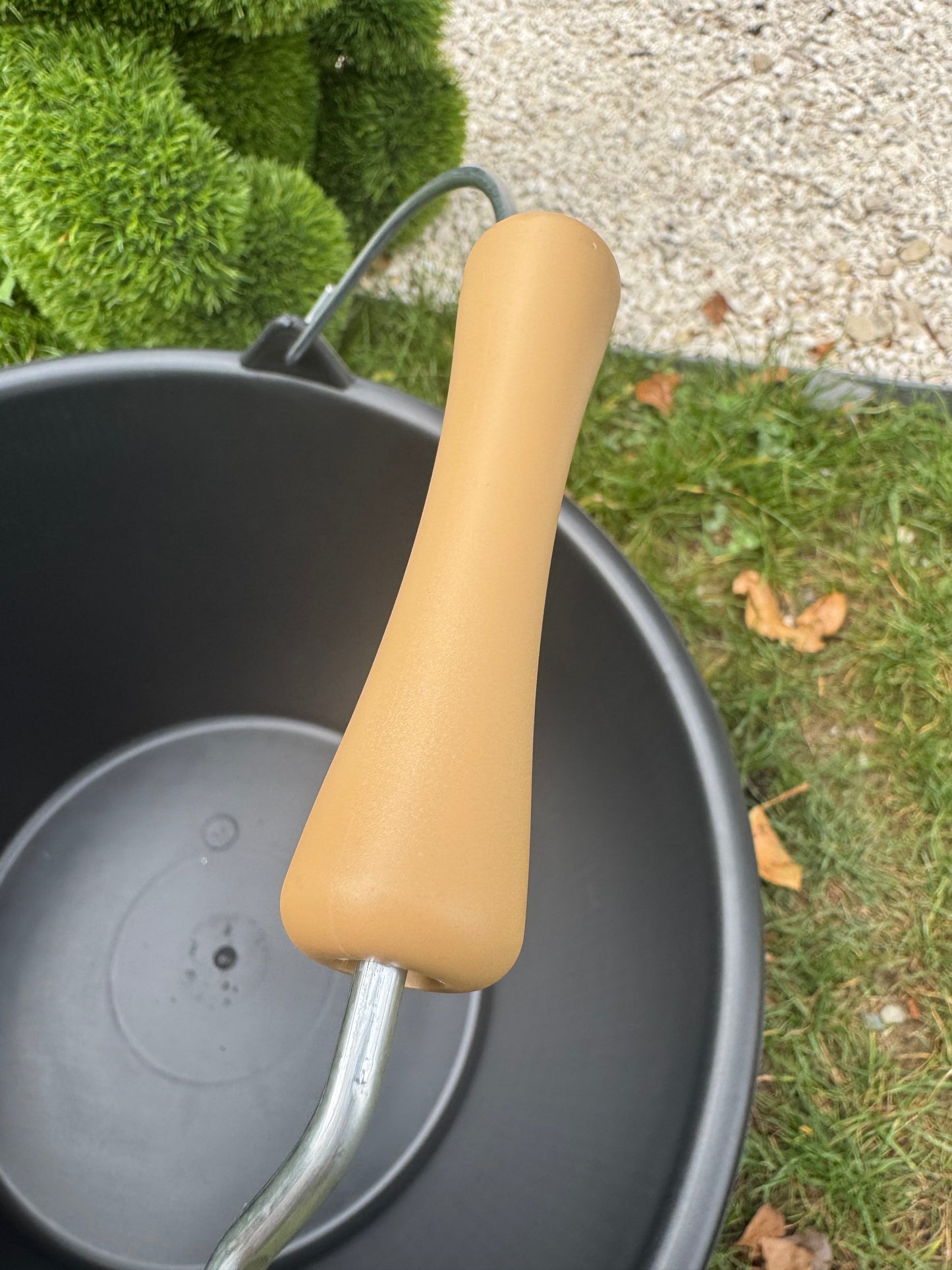 SEAU AVEC ANSE  ET ROULEAU 16 L