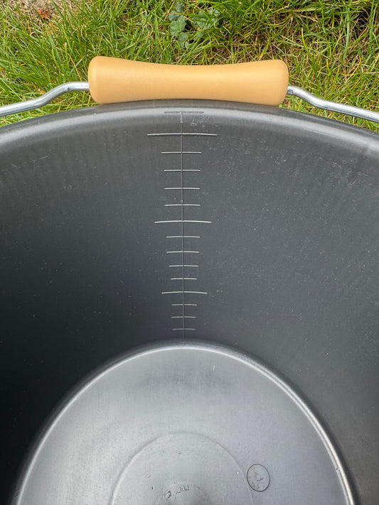 SEAU AVEC ANSE  ET ROULEAU 16 L