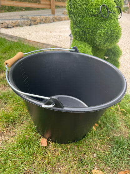 SEAU AVEC ANSE  ET ROULEAU 16 L